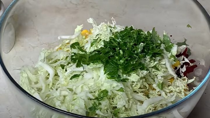 Rychlý zdravý salát z červené řepy a kukuřice