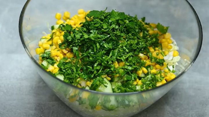 Zdravý salát z pekingského zelí s kukuřicí