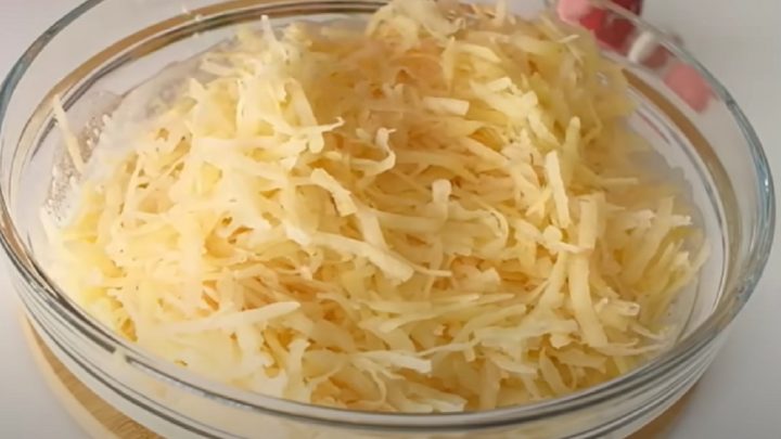 Rychlý bramborový koláč s paprikou a sýrem