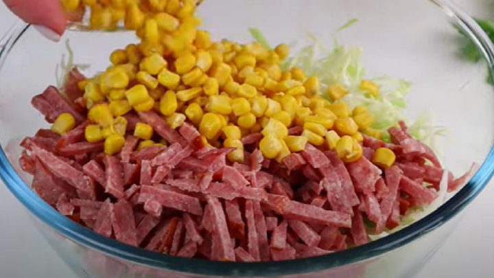 Zelný salát se salámem a krutony