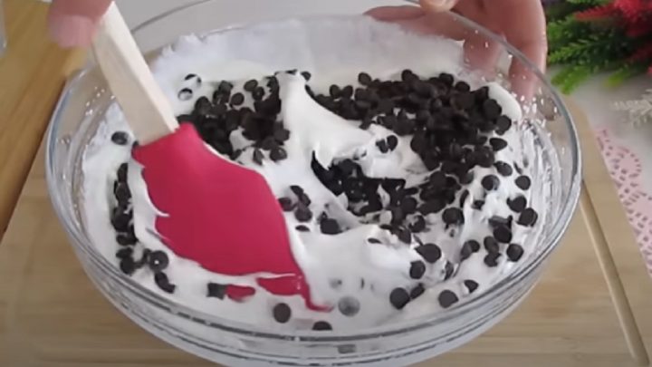 Nepečené stracciatella řezy s čokoládou