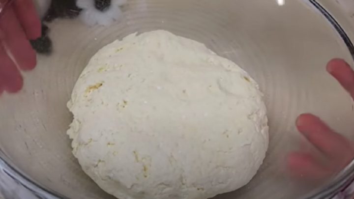 Křehké tvarohové rohlíčky se skořicovou náplní