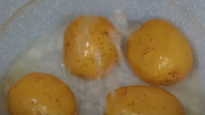 Německý salát s bramborem a zelím