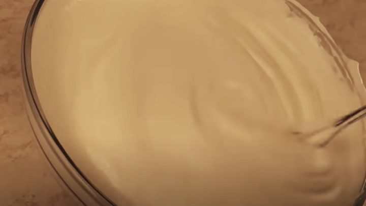 Koláč s jogurtovou náplní a vanilkou