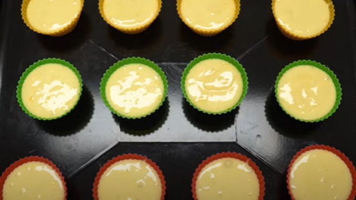 Citrónové muffiny s brusinkovým džemem