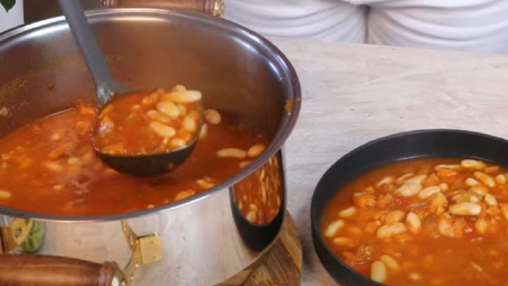 Polévka z bílých fazolí s rajčaty
