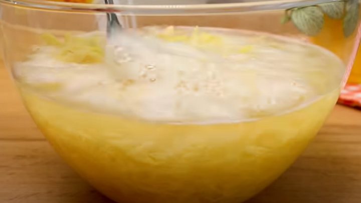 Zeleninový koláč se sýrem a česnekovou omáčkou