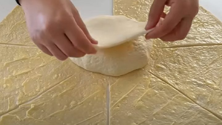 Sýrové trojúhelníčky z kynutého těsta