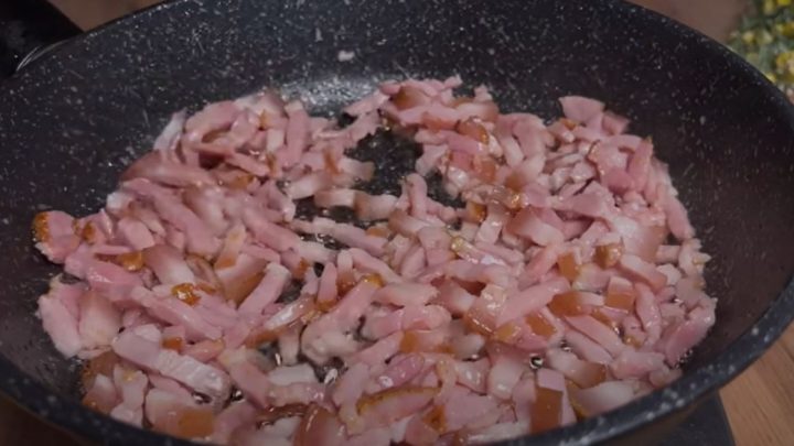 Rychlé špagety se sýrovou omáčkou a uzeným masem