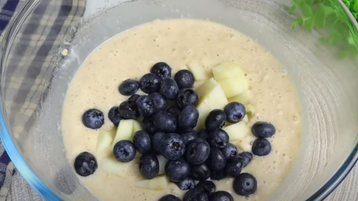 Rychlý jogurtový chlebíček s borůvkami bez mouky