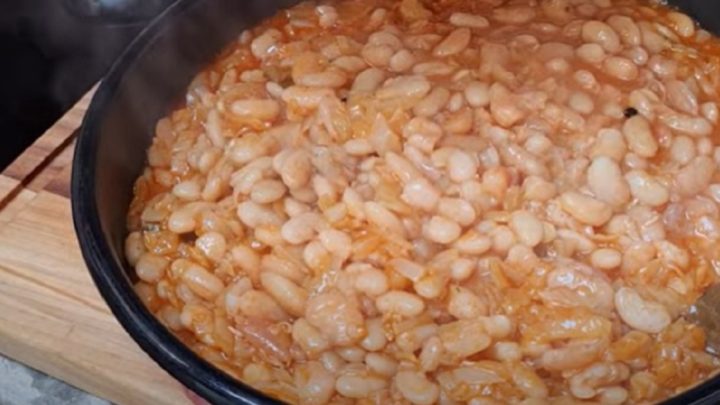 Farmářské fazole s rajčaty a klobásou