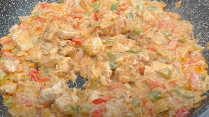 Slaný koláč s kuřecím masem a zeleninou