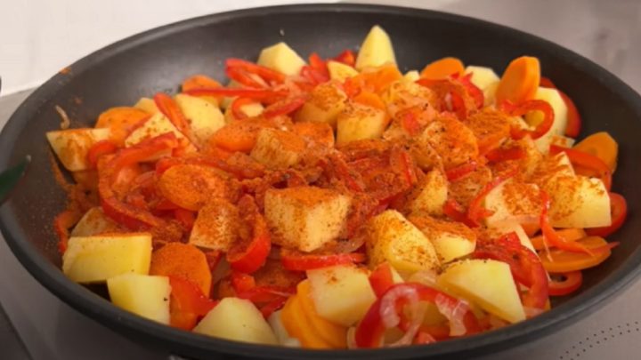 Farmářské brambory s klobásou a rajčaty