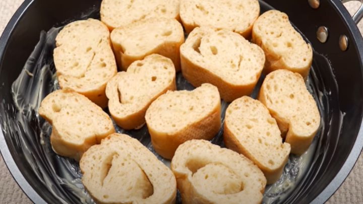 Chlebová pizza na másle s česnekem