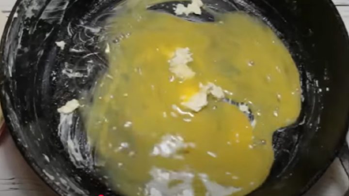 Tortilla se šunkou a sýrem plněná rajčaty