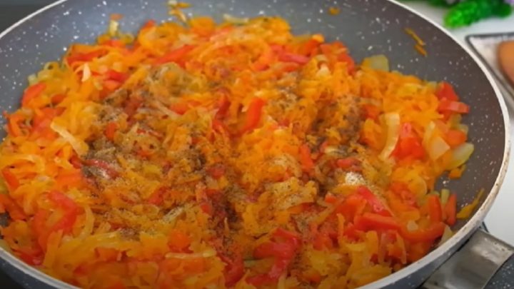 Rychlý bramborový koláč s paprikou a sýrem