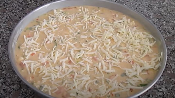 Koláč se sýrem, zeleninou a vejci