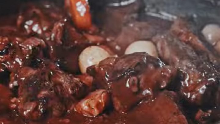 Hovězí guláš na červeném víně