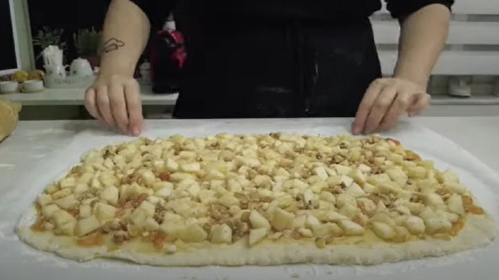 Vláčný štrůdl s jablky a vlašskými ořechy