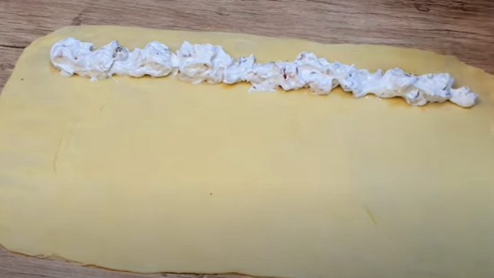 Závin se sušeným ovocem a vlašskými ořechy