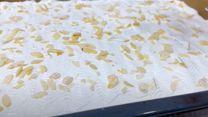 Rychlá sněhová roláda s tvarohovým krémem