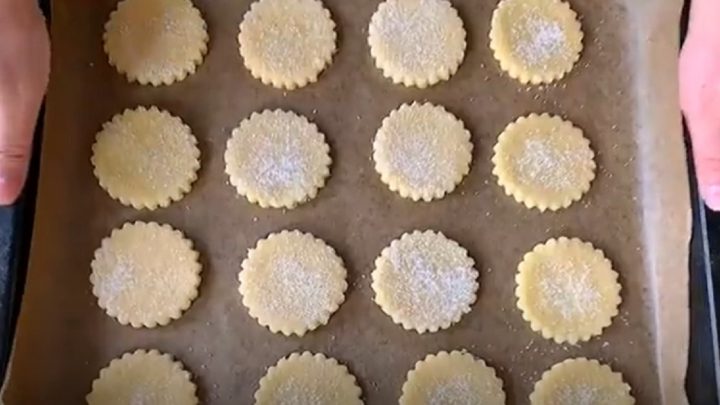 Jednoduché máslové sušenky obalené v cukru