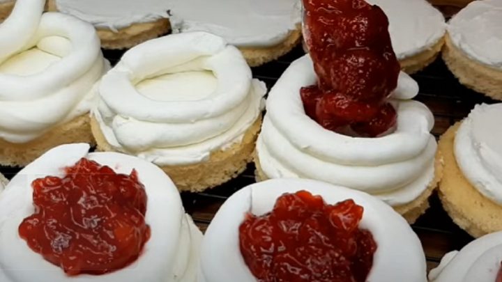 Jahodové dortíky se smetanovým krémem