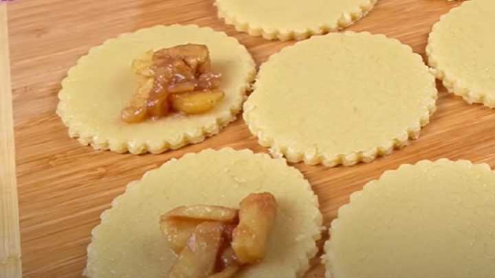 Křehké jablečné kapsy se skořicí