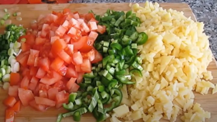 Koláč se sýrem, zeleninou a vejci