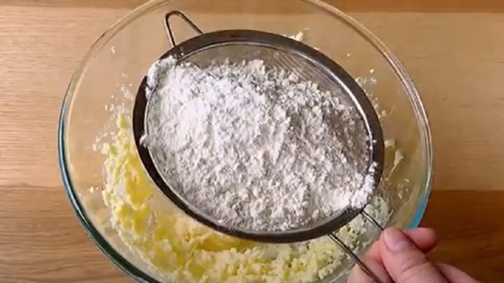 Jednoduché máslové sušenky obalené v cukru