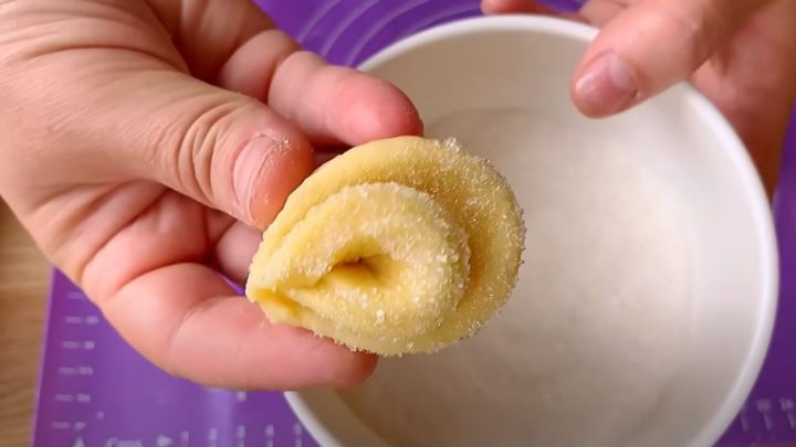 Křehké jogurtové sušenky obalené v cukru