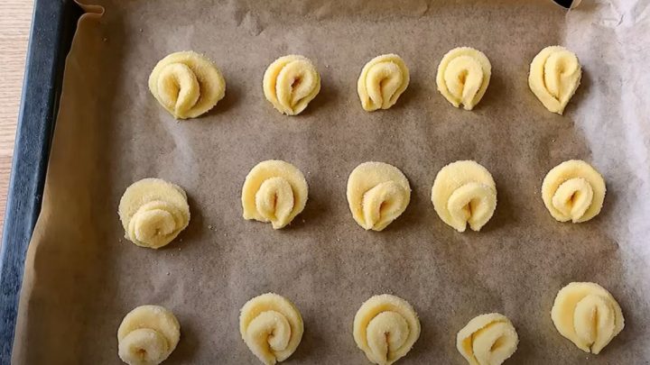 Křehké jogurtové sušenky obalené v cukru