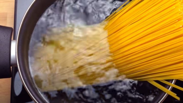 Špagety carbonara se slaninou a sýrem