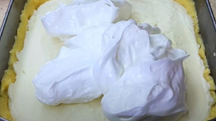 Tvarohová buchta na plech s kokosem