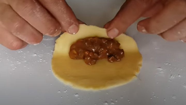 Rohlíčky s karamelovou náplní a ořechy