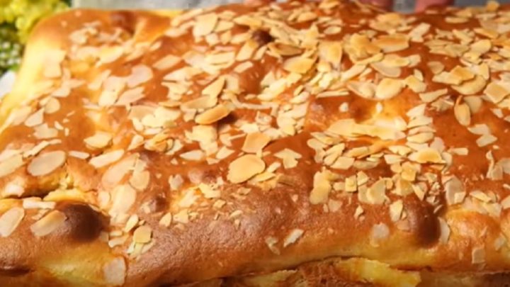 Koláč s kousky jablek a mandlemi