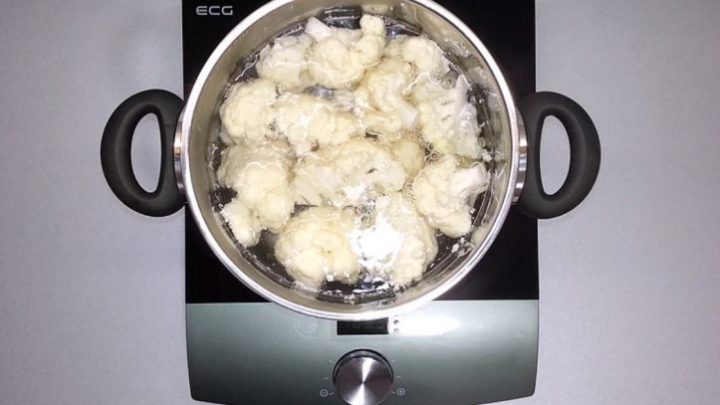 Květákový nákyp se sýrem a slaninou