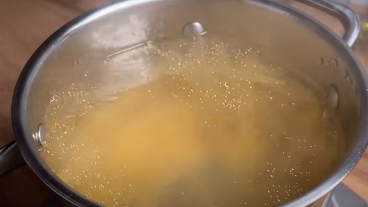 Rychlé špagety se sýrovou omáčkou a uzeným masem