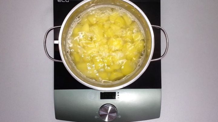 Smažené rolky v trojobalu s bramborami