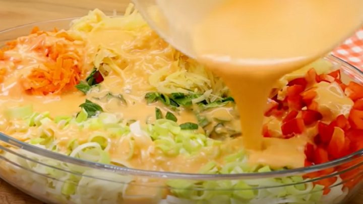 Zeleninový koláč se sýrem a česnekovou omáčkou