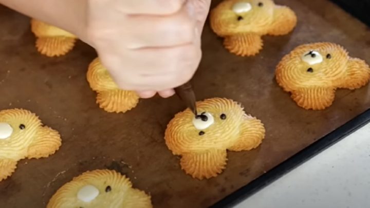 Medvídkové sušenky zdobené čokoládou