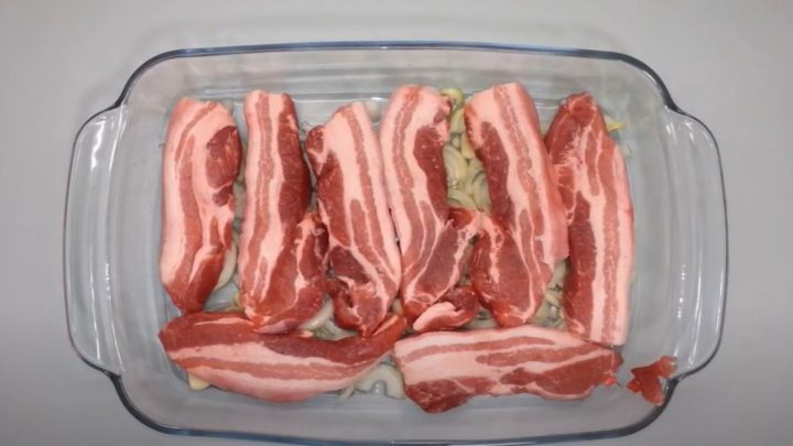 Pečený bůček s bramborami a cibulí