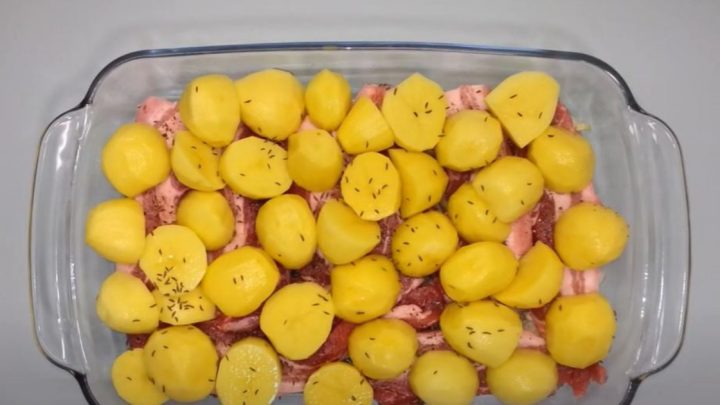 Pečený bůček s bramborami a cibulí