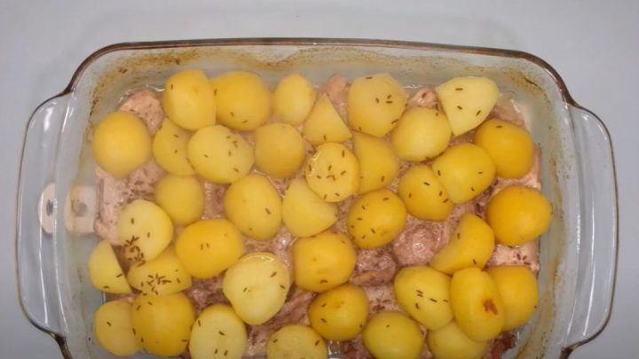 Pečený bůček s bramborami a cibulí