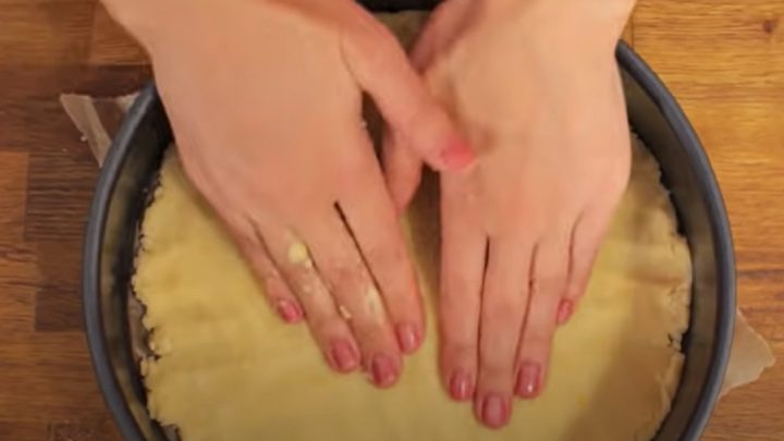 Rychlý třešňový koláč s ovesnou drobenkou