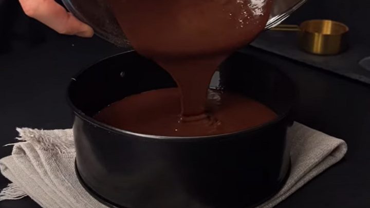 Dort s čokoládovou polevou a vanilkou