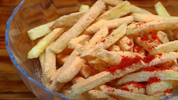 Kořeněné hranolky se sýrem a chilli