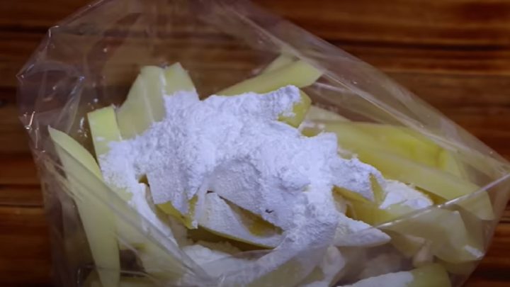 Kořeněné hranolky se sýrem a chilli