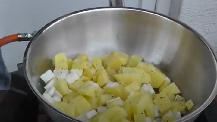 Polévka s medvědím česnekem a brambory