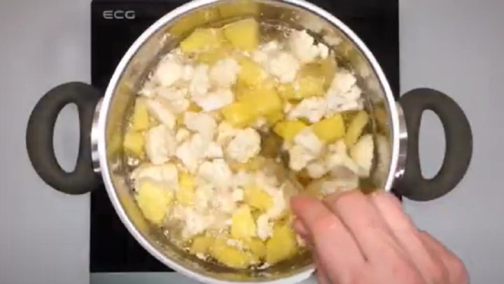 Zapečený květák s bramborami a slaninou